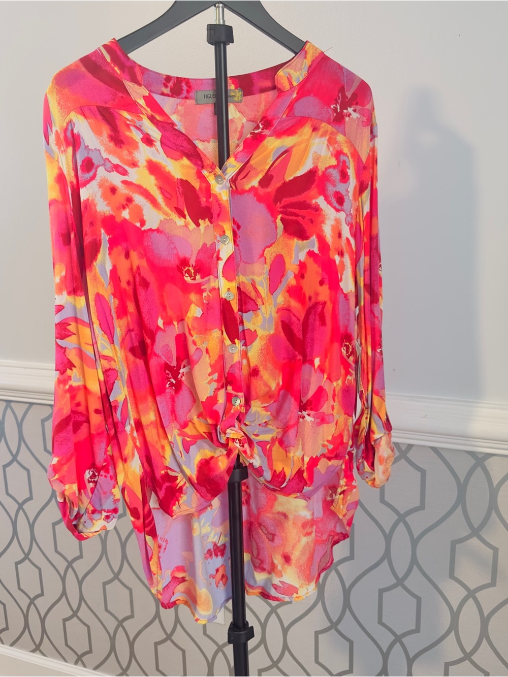 NWT Figueroa & Flower SZ L Fuchsia Floral Button-Front Women's Top Hi Low Tie